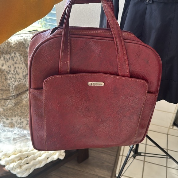 Vintage Samsonite Red Leather Travel Bag, 15" x 15.5" x 8" - Picture 10 of 14